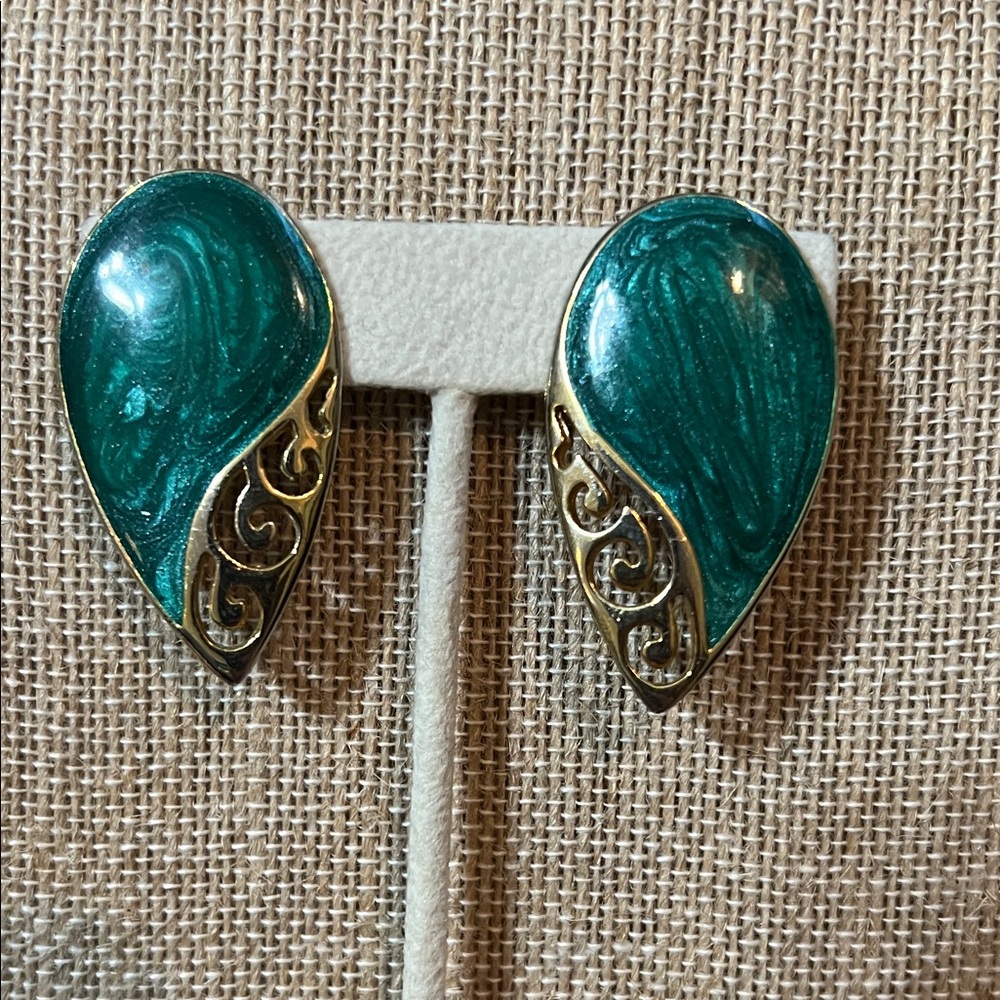 Elegant Gold and Green Teardrop Earrings